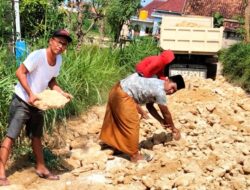 Jalan Rusak, Warga di Empat Desa, Sampang, Minta Kepedulian Pemerintah
