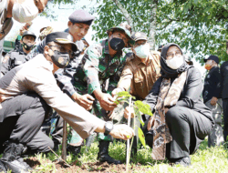 HUT Bhayangkara Ke-76, Polresta Banyuwangi Bersama PWI Tanam Ribuan Bibit Pohon