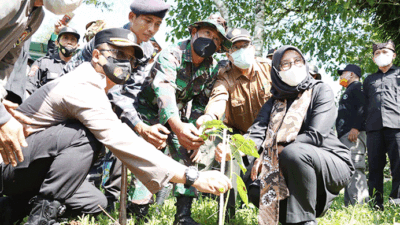 HUT Bhayangkara Ke-76, Polresta Banyuwangi Bersama PWI Tanam Ribuan Bibit Pohon