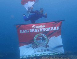 Pengibaran Bendera Merah Putih di Bawah Laut Semarakkan Peringatan HUT Bhayangkara Ke-76