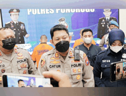 Peras Seorang Gay, Polres Ponorogo Amankan Tiga Oknum LSM dan Wartawan Gadungan