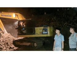 Alat Berat Diterjunkan Bersihkan Material Longsor Jalan Poros Kahu, Bone