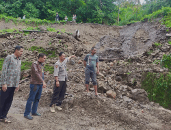 Akibat Hujan Deras, Jalan Poros Makassar Kelurahan Kahu, Bone Longsor