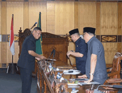 Pj Bupati OKU Menghadiri Rapat Laporan Penyampaian Pansus