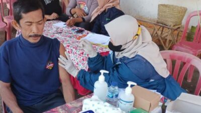 Perhutani Bondowoso dan Kimia Farma Jember Vaksinasi Booster Masyarakat Sekitar Hutan