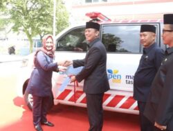 Pj Bupati OKU Serahkan Bantuan Ambulance PT Taspen ke RSUD Ibnu Sutowo Baturaja