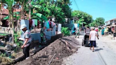 Bersih-bersih Saluran Drainase di Kampung Pancasila Desa Kedunguter, Brebes