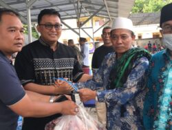 Polres Lombok Barat Berbagi Daging Kurban dengan Anak Yatim