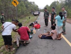 Personel Satgas Yonif 123/Rajawali Bantu Evakuasi Kendaraan dan Korban Lakalantas