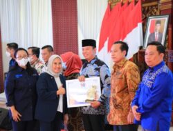 Pj Bupati OKU Raih Penghargaan Mata Lokal Award dengan Kategori Bupati Inovatif