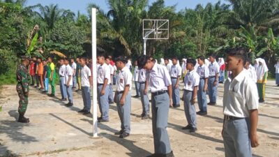 Babinsa Koramil 19/Idm Latih PBB Siswa SMAN 1 Indra Makmur, Aceh Timur
