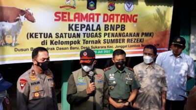 Kapolsek Jonggat, Loteng Dampingi Kepala BNPB Laksanakan Vaksinasi Simbolis Hewan Ternak