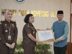 Selamatkan Aset, Pj Bupati OKU Serahkan Penghargaan ke Jaksa Pengacara Negara