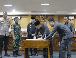 Ketua DPRD OKU Marjito Bachri Tutup Rapat Paripurna Raperda