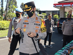 Antisipasi Terjadinya Pelanggaran, Kapolres Batu AKBP Oskar Periksa Senpi Personel