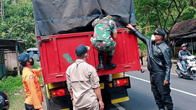 Cegah PMK, Polsek Kasembon Lakukan Penyekatan di Perbatasan