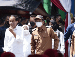 Presiden Jokowi Bagikan Sembako ke Pengunjung dan Pedagang Pasar Larangan Sidoarjo