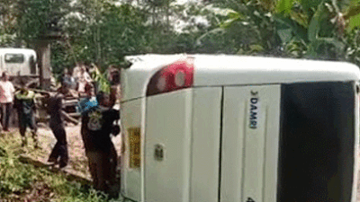 Bus Damri Terguling di Desa Tegalega Natar, Lampung Selatan