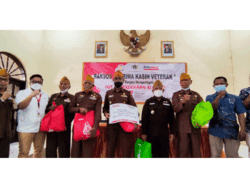 Peringati HUT ke-77 RI, PWI Sidoarjo dan Alfamart Gelar Baksos untuk Veteran