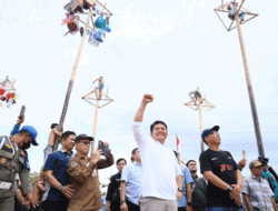 Lomba Panjat Pinang 77 Pohon Semakin Meriah Dihadiri Gubernur Sumsel Herman Deru