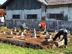 Anggota Paskibra Kecamatan Salem, Brebes Bersihkan TMP Manggala Negara