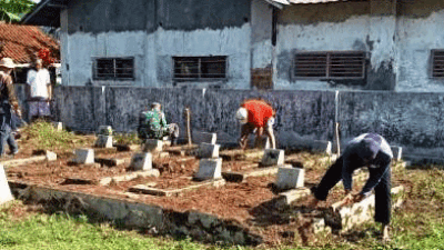 Anggota Paskibra Kecamatan Salem, Brebes Bersihkan TMP Manggala Negara