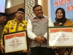 Bupati Bone Serahkan Penghargaan Desa Mandiri Tahun 2022 ke Pemdes Libureng