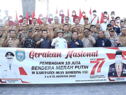 Semarakkan HUT ke-77 RI, Pj Bupati OKU Secara Simbolis Bagikan 10 Juta Bendera Merah Putih