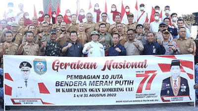Semarakkan HUT ke-77 RI, Pj Bupati OKU Secara Simbolis Bagikan 10 Juta Bendera Merah Putih