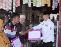 Pj Bupati OKU Memberikan Bantuan Korban Kebakaran di Desa Ulak Pandan