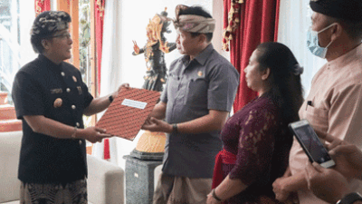 Bupati Badung Serahkan SK Dewan Pengawas Perumda Pasar Mangu Giri Sedana