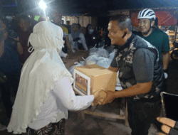 Kapolres Loteng Dampingi Kapolda NTB Bagikan Bansos di Bundaran Songgong