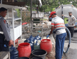 Dampak Musim Kemarau, Kapolres Lombok Tengah Salurkan Bantuan Air Bersih