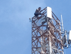 Percobaan Bunuh Diri, Seorang Pemuda Nekat Panjat Tower Gegara Belum Dapat Restu Nikah