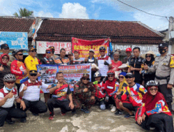 Imbas Kenaikan Harga BBM, Kapolres Lampung Utara Gowes Sambil Bagikan Bansos