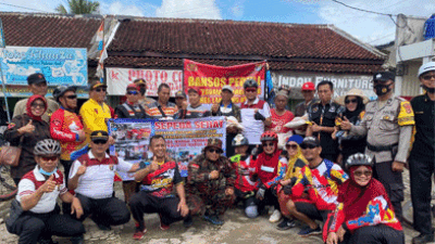 Imbas Kenaikan Harga BBM, Kapolres Lampung Utara Gowes Sambil Bagikan Bansos