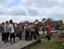 Sekolah Terbakar, Dua Unit Damkar Padamkan Kebakaran SMPN 1 Praya Barat, Lombok Tengah