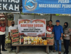 Penyaluran Bantuan Sembako ke Warga Desa Arang Limbung, Kabupaten Kubu Raya
