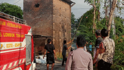 Api Melalap Sebuah Oven Tembakau Milik Salah Seorang Warga Praya Timur, Loteng