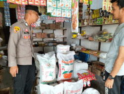Personel Sub Sektor Banda Baro Pantau Persediaan Sembako di Pasar Ulee Nyeu, Aceh Utara