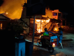 Sebuah Penginapan dan Toko ATK Kalbar Dilalap Api, Tiga Unit Damkar Dikerahkan