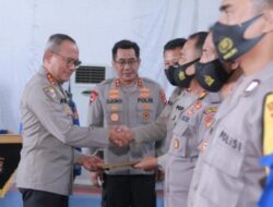 Kabaharkam Polri Berikan Penghargaan Bhabinkamtibmas Berprestasi Polres Loteng