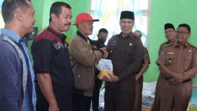 Bupati Rejang Lebong Salurkan Bantuan POC dan Benih Jagung Hibrida ke Kelompok Tani