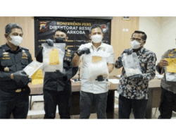 Selundupkan Sabu Dalam Bingkai Pigura Kaligrafi Seberat 3,5 Kg Tujuan Nganjuk dan Tulungagung