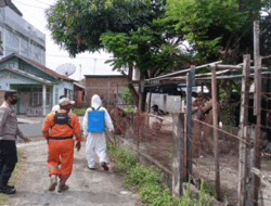 Personel Sat Binmas Polres Lhokseumawe Semprot Disinfektan Kandang Ternak