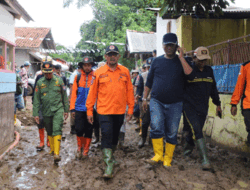 Diterjang Banjir dan Longsor Dua Kecamatan di Garut, Wabup Helmi Tinjau Para Penyintas