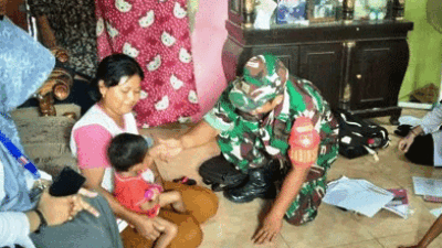 Bantu Anak Asuh Stunting, Babinsa Jatirokeh Koramil 17 Songgom, Brebes Salurkan Makanan Bergizi