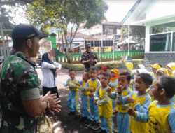 Pembelajaran di Luar Kelas, Puluhan Anak Usia Dini Dikenalkan Profesi TNI-AD di Salem, Brebes