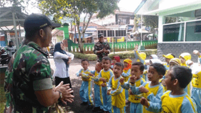 Pembelajaran di Luar Kelas, Puluhan Anak Usia Dini Dikenalkan Profesi TNI-AD di Salem, Brebes