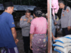 Kapolres Loteng Pantau Banjir dan Berikan Bantuan Sembako ke Penyintas di Praya Barat Daya